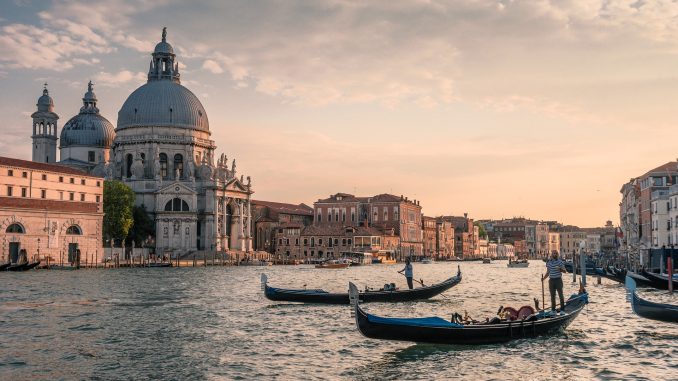 Benátky 25. dubna zavedly poplatek za vstup do města s kanály pro jednodenní návštěvníky. Někdo označil poplatek za neúspěšný
