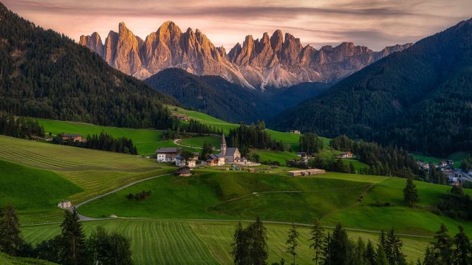 Právě se otevřela nová turistická stezka, která se vine divokou a bohatou krajinou italských Dolomit. Trasa měří 170 kilometrů