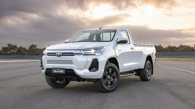Toyota v poslední době rozšiřuje svou nabídku bezemisních vozidel, přičemž nyní konečně potvrdila výrobu pick-upu Hilux Revo BEV pro rok 2025