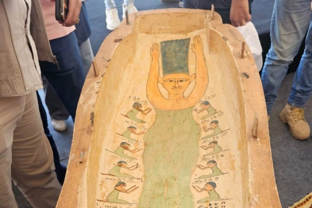 Objev se stal okamžitě virálním, když se fotografie sarkofágu objevila na sociálních sítích