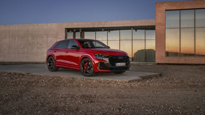 Pro rok 2025 se Audi RS Q8 dočkalo nejen mírného vylepšení, ale také nového vrcholného modelu Performance, který disponuje výkonem 631 koní