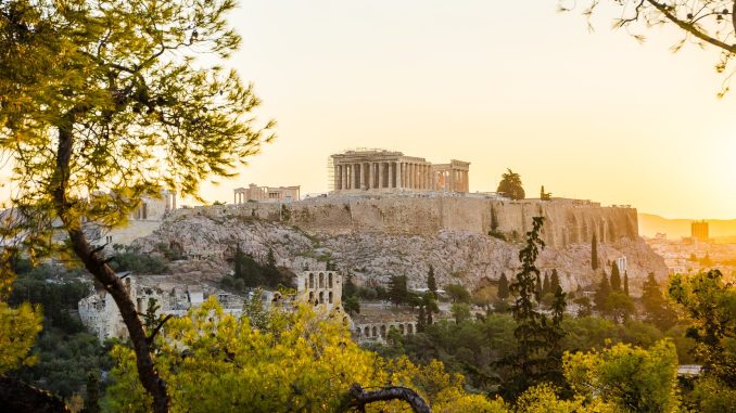 Akropole v Athénách musela včera zavřít své brány pro turisty uprostřed vlny veder, kdy se teploty vyšplhaly až na 43 stupňů Celsia