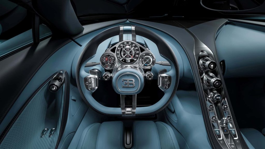 Bugatti zajistilo, aby řidič na ukazatele vždy viděl, protože volant byl navržen s pevným středem