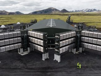 Společnost Climeworks využívá islandskou geotermální energii a na Islandu spustila velké zařízení Mammoth na zachycování uhlíku ze vzduchu