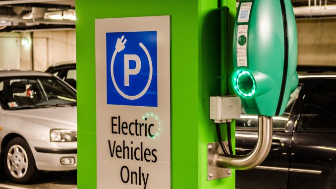 Ukazuje se, že extrémní letní vedra mohou být pro elektromobily škodlivá. Pojďme se podívat, jak nejlépe nabíjet elektromobil v létě