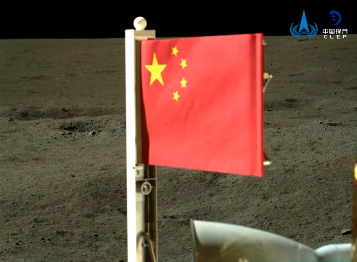Číňané úspěšně transportují kameny z Měsíce