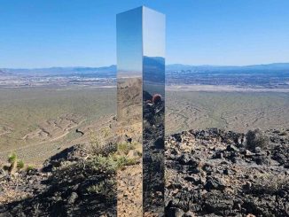 V Gass Peaku, turistické oblasti v nevadské poušti jen asi hodinu cesty severně od Las Vegas, se objevil záhadný a vysoký třpytivý monolit
