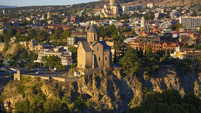 Hlavní město Gruzie je okouzlující směsicí evropské, východní, středověké a sovětské kultury. Víkend v Tbilisi vás nepřijde vůbec draho