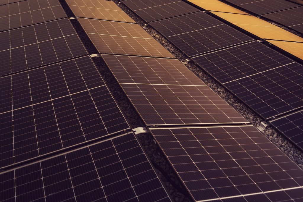 Solární panely by měly ročně vyrábět celkem více než 440 000 kilowattů elektrické energie