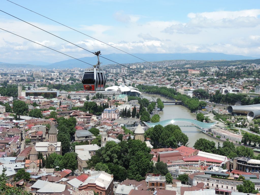 Staré Tbilisi zapsané na seznamu UNESCO je spletí cihlových domů s pastelově natřenými, dřevěnými vyřezávanými balkony protkanými uličkami, které se klikatí horizontálně i vertikálně