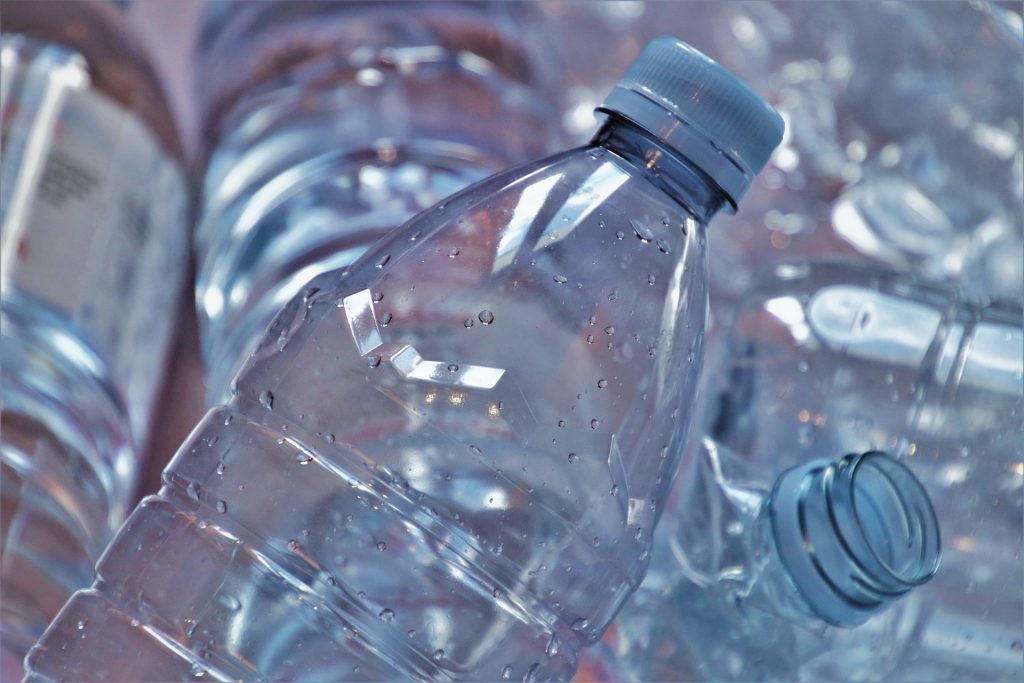 Možná jste se již setkali s novými plastovými uzávěry, které jsou připevněné k láhvi