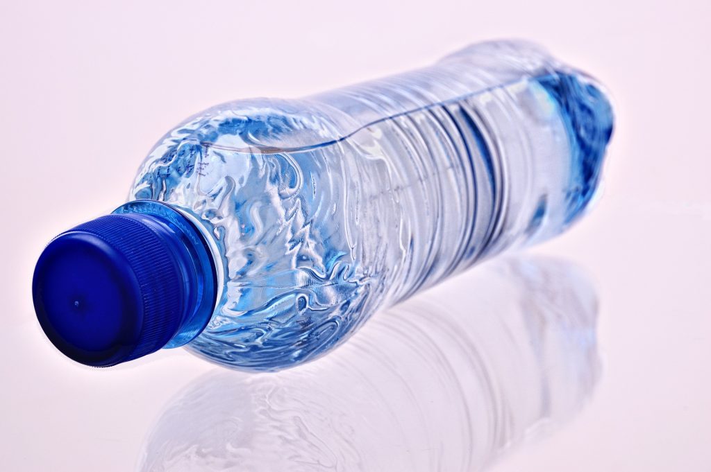 Všechny státy EU musí do července povinně zrušit volná víčka u plastových lahví na nápoje do objemu tří litrů