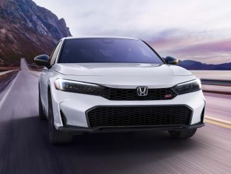 Honda letos odhalila Civic po faceliftu, ale model Si v něm chyběl. Nyní máme k dispozici veškeré podrobnosti o tom, co výkonná výbava nabízí
