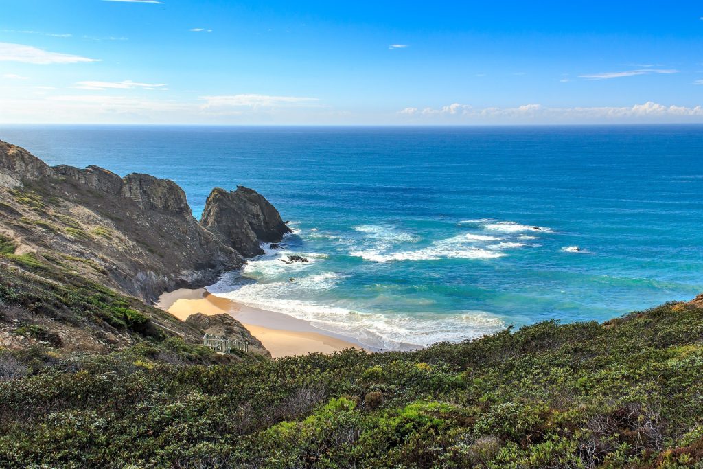 V portugalském Algarve svítí slunce, ale na většině míst se teploty pohybují jen mezi 24 a 30 °C