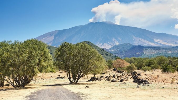 Mezinárodní letiště v Katánii je uzavřené kvůli erupci sopky Etny, která způsobila oblak popela sahající do výšky až 8 km