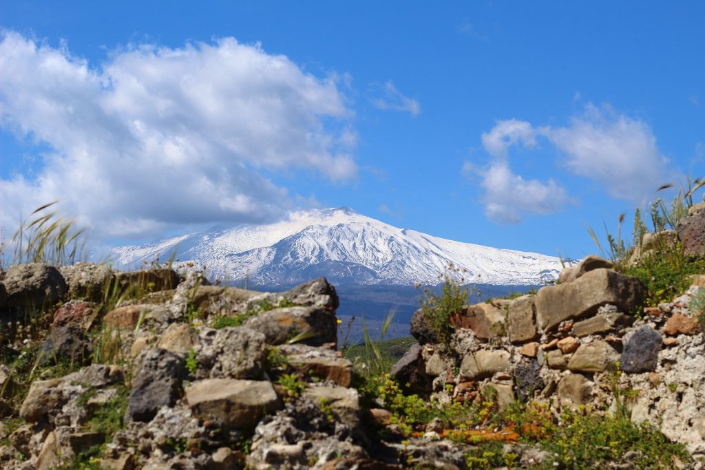 Cestování na italský ostrov Sicílie a z něj je v současné době přerušené kvůli erupci sopky