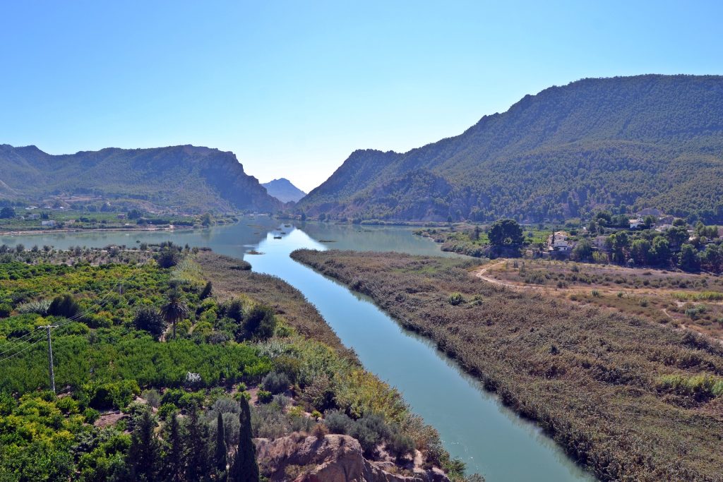 Camino de Levante začíná v Orihuele. Poté se klikatí skalnatou pouštní krajinou regionů Alicante a Murcia do města Caravaca de la Cruz