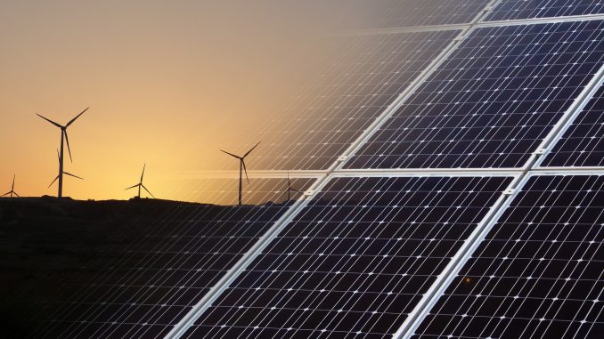 Nárůst větrné a solární energie v kombinaci s výrazným poklesem fosilních paliv posunul obnovitelné zdroje do čela hlavních výrobců