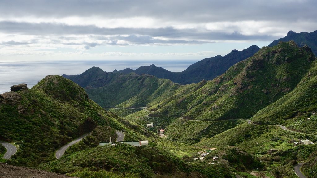 Vzhledem ke kopcovitému charakteru Tenerife má 22 km z této trasy vést tunely