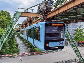 Visutá železnice, známá jako Wuppertaler Schwebebahn, je ikonický dopravní systém ve městě Wuppertal v Německu
