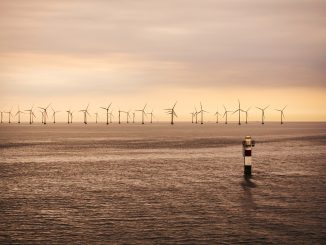 Větrná energie na moři se stala základem výroby obnovitelné energie. Země vyvíjejí technologie pro výrobu větrné energie ve větších hloubkách