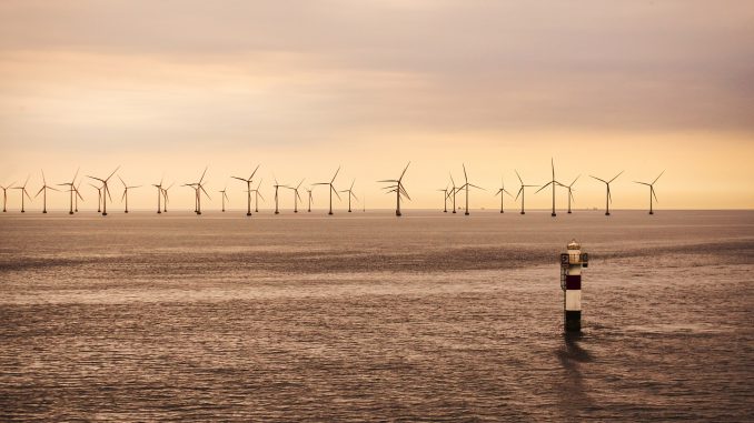 Větrná energie na moři se stala základem výroby obnovitelné energie. Země vyvíjejí technologie pro výrobu větrné energie ve větších hloubkách