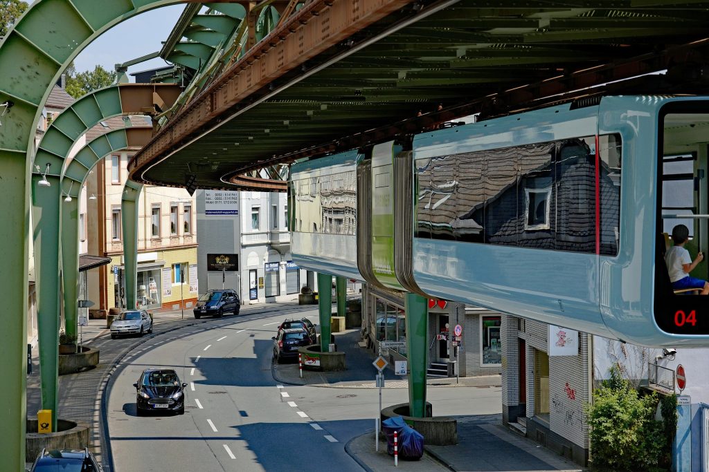 Visutá železnice ve Wuppertalu byla otevřena v roce 1901, čímž se stala nejstarší elektrifikovanou visutou železnicí na světě