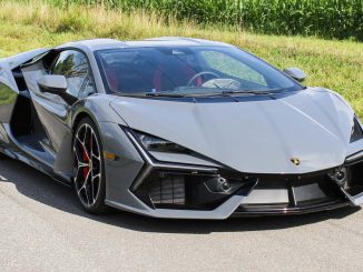 Lamborghini Revuelto 2025 představuje pro automobilku revoluci. Hybridní pohon udržuje epický motor V-12 naživu minimálně do roku 2030