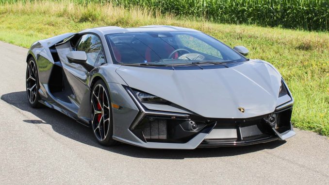 Lamborghini Revuelto 2025 představuje pro automobilku revoluci. Hybridní pohon udržuje epický motor V-12 naživu minimálně do roku 2030