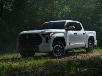 Nový Toyota Tundra TRD Rally: Oslnivý pickup s designem vítěze rallye Baja 2025, terénním vybavením a červeno-oranžovými akcenty.