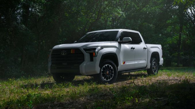 Nový Toyota Tundra TRD Rally: Oslnivý pickup s designem vítěze rallye Baja 2025, terénním vybavením a červeno-oranžovými akcenty.