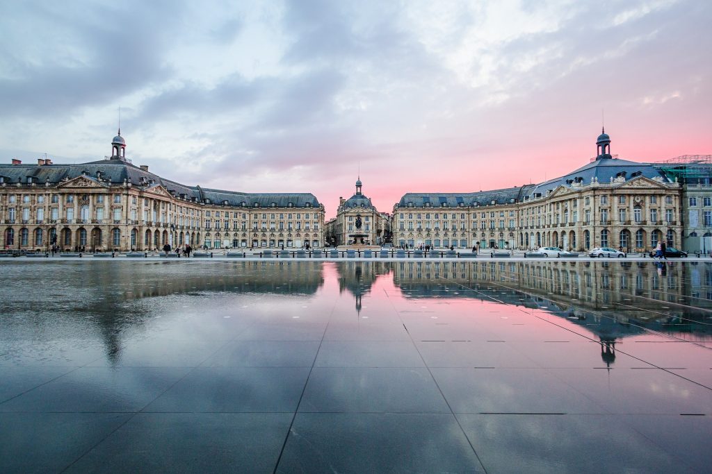 Mezi mnoha moderními zázraky se v tomto čtvrtmilionovém městě nachází také klasické krásy, jako Grand Théâtre de Bordeaux se sloupovím a příjemně symetrické náměstí Place de la Bourse