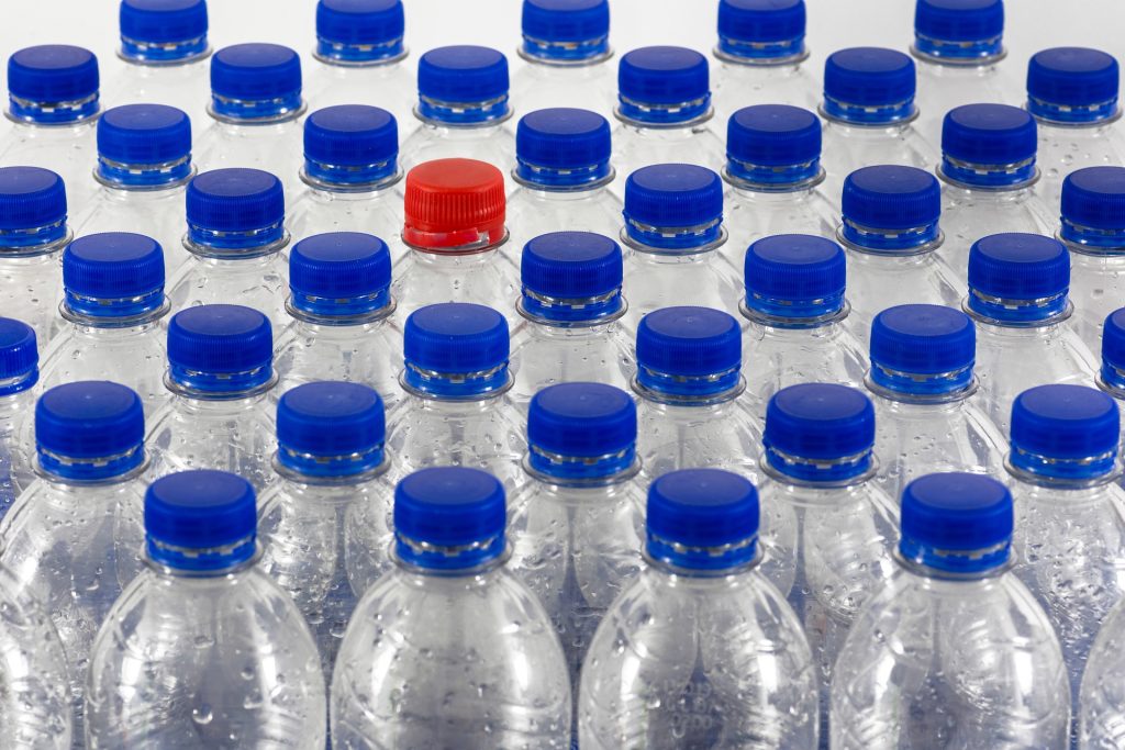 Podle zprávy zveřejněné tento týden francouzská nevládní organizace identifikovala v limonádách Coca-Cola a Schweppes dokonce šest druhů plastů