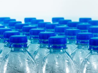 V lahvích od limonád je množství mikroplastů a nanoplastů, přičemž jejich počet se zvyšuje v závislosti na tom, kolikrát jste láhev otevřeli