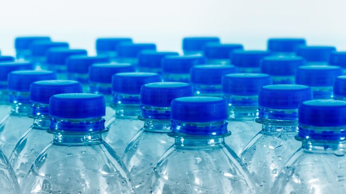 V lahvích od limonád je množství mikroplastů a nanoplastů, přičemž jejich počet se zvyšuje v závislosti na tom, kolikrát jste láhev otevřeli