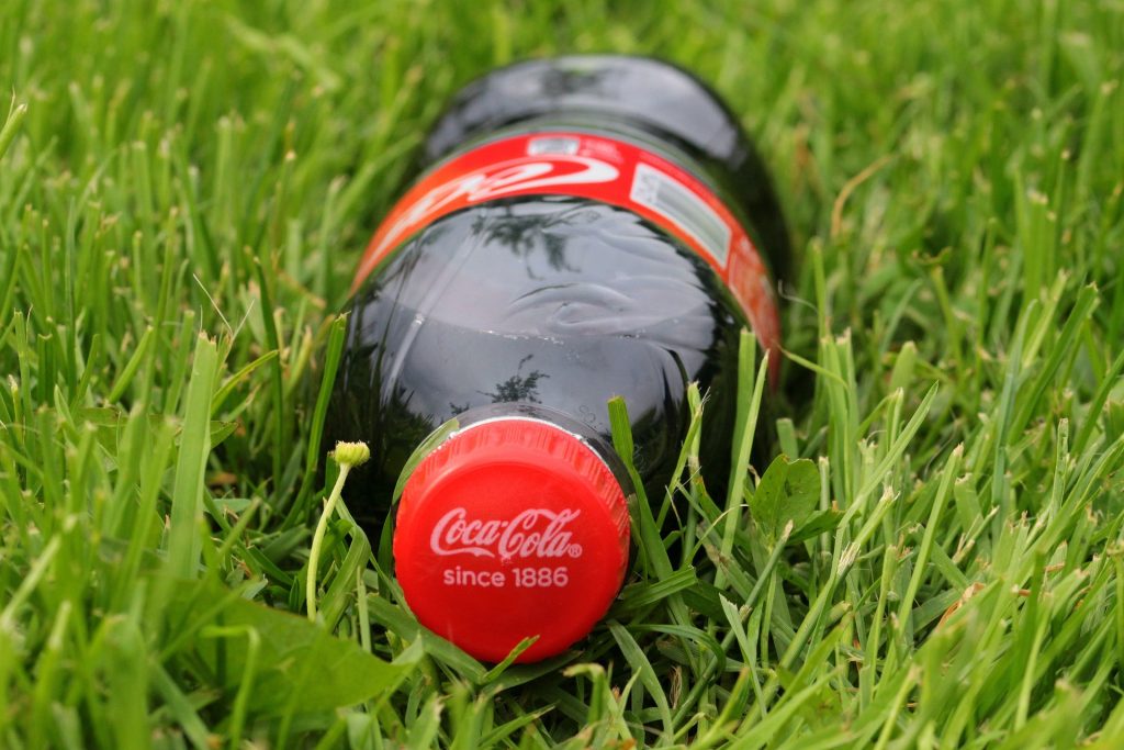 Po prvním otevření lahví výzkumníci objevili čtyři plastové mikročástice na jeden litr Coca-Coly a 4,6 mikročástic na jeden litr Schweppes