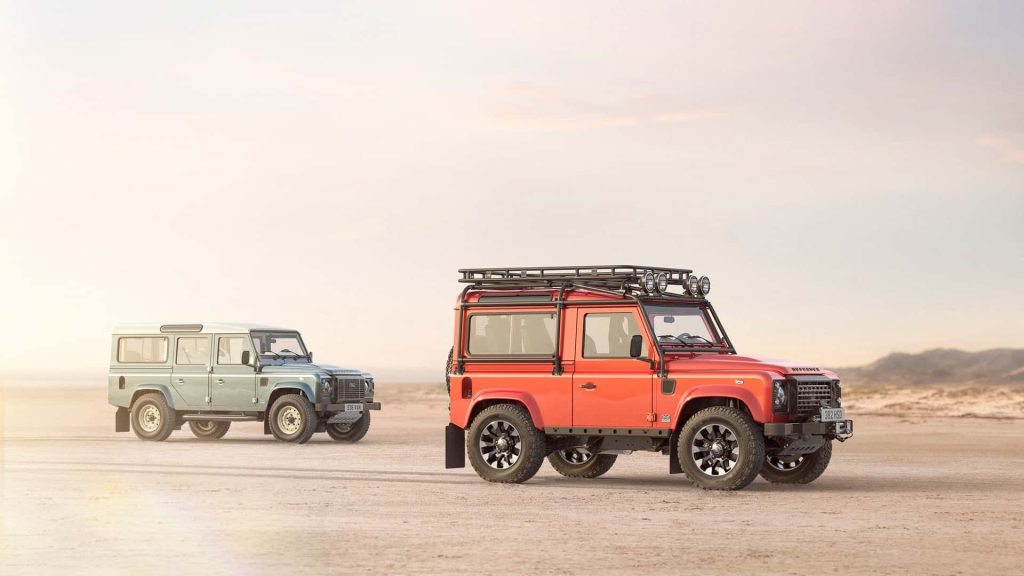 Klasický Defender, který je k dispozici v krátkém provedení 90 a praktičtějším provedení 110, byl „ručně zrestaurován“ inženýry z Land Rover Classic doma ve Velké Británii