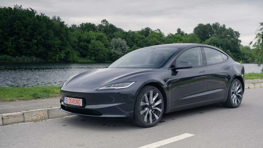 Tesla Model 3 je stále jedním z nejlepších kompaktních elektrických sedanů