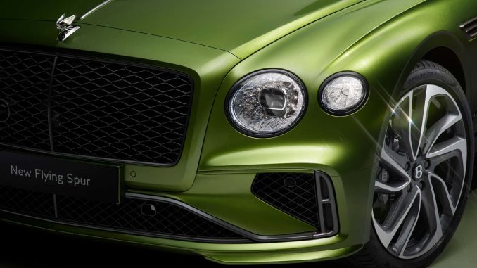 Na místo motoru W-12 nastoupí nový hybridní osmiválec s ještě vyšším výkonem, který najdeme u výkonného sedanu Bentley Flying Spur 2025