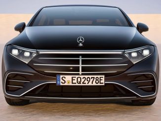 Mercedes si bere příklad z BMW a plánuje prodávat novou generaci třídy S se spalovacími motory a elektrickým pohonem. Dočká se i faceliftu