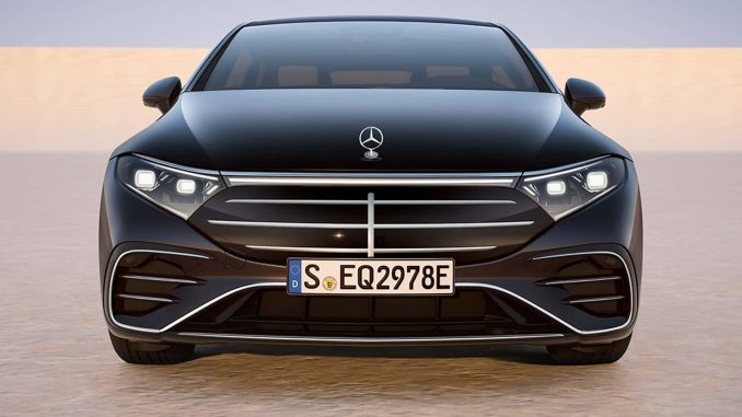 Mercedes si bere příklad z BMW a plánuje prodávat novou generaci třídy S se spalovacími motory a elektrickým pohonem. Dočká se i faceliftu