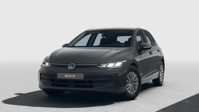 Volkswagen dopřál hatchbacku Golf 2024 nový facelift. Moc se toho nezměnilo. Uvnitř vozu se však objevila řadící páka