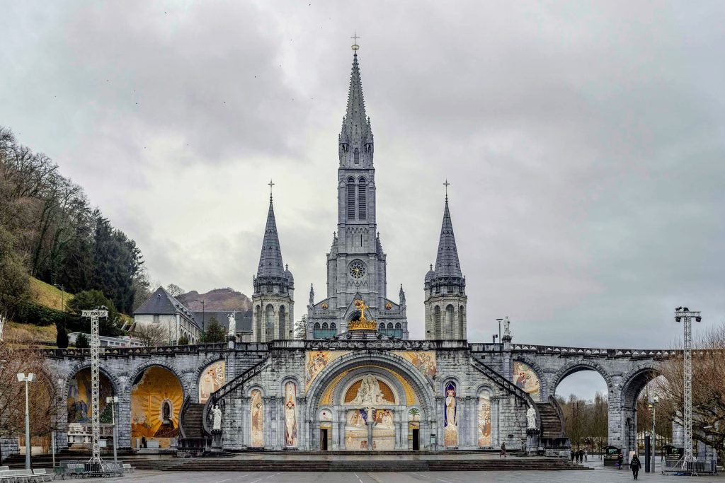 V okolí náboženských míst a v okolních městských centrech Fatimy a Lurd jsou stovky obchodů se suvenýry