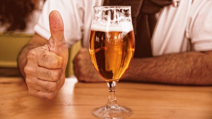 Přibližně 54 % konzumentů tvrdšího alkoholu v průzkumu uvedlo, že by změnili své pitné návyky, kdyby se na lahvích objevily kalorické hodnoty