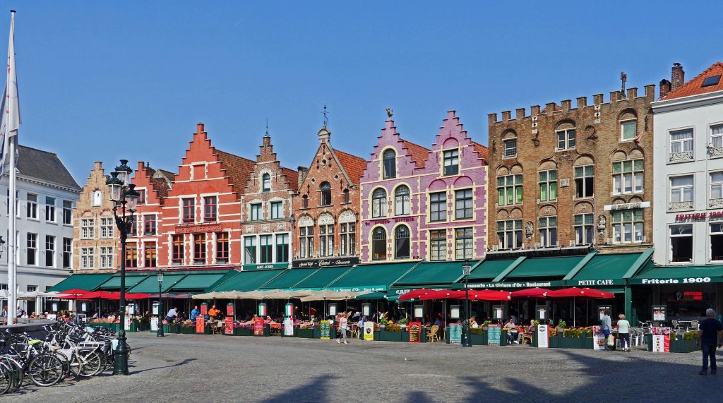 Místní úřady také stáhly reklamy na středověké město na bruselském letišti, aby nepodporovaly další návštěvníky