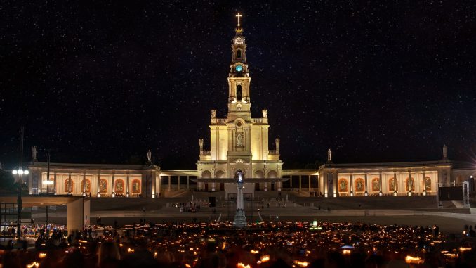 Návštěva poutních míst je lukrativní byznys. Za poutěmi nebo z duchovních důvodů cestují každoročně miliony lidí