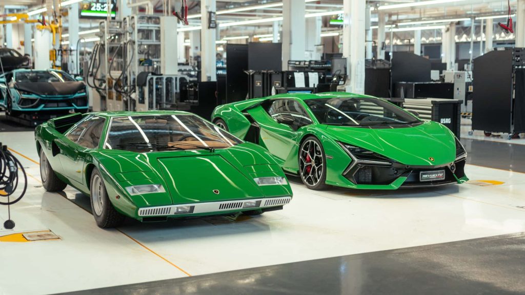 Lamborghini si dokonce udělalo čas a uspořádalo focení se svou současnou vlajkovou lodí, supersportovním vozem Revuelto