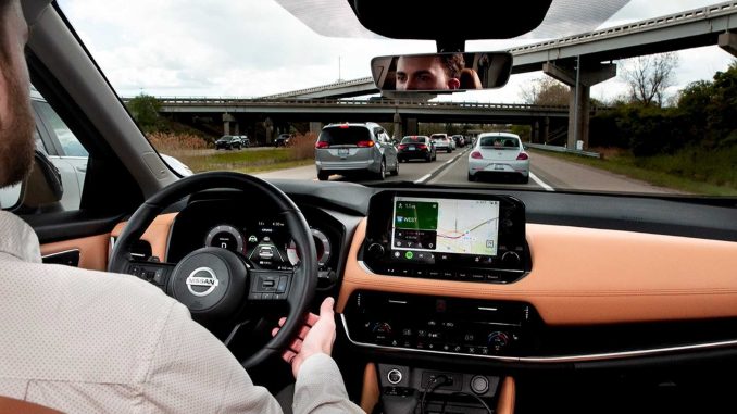 Institut IIHS provedl studii, při které zjistil, že řidiči se při aktivaci asistentů během jízdy věnují o 30 % více rozptylujícím činnostem