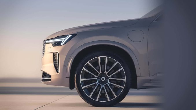 Elektrický model EX90 neznamená konec největšího SUV značky Volvo na benzin - model XC90 zůstává. Nyní se dočkal druhého faceliftu