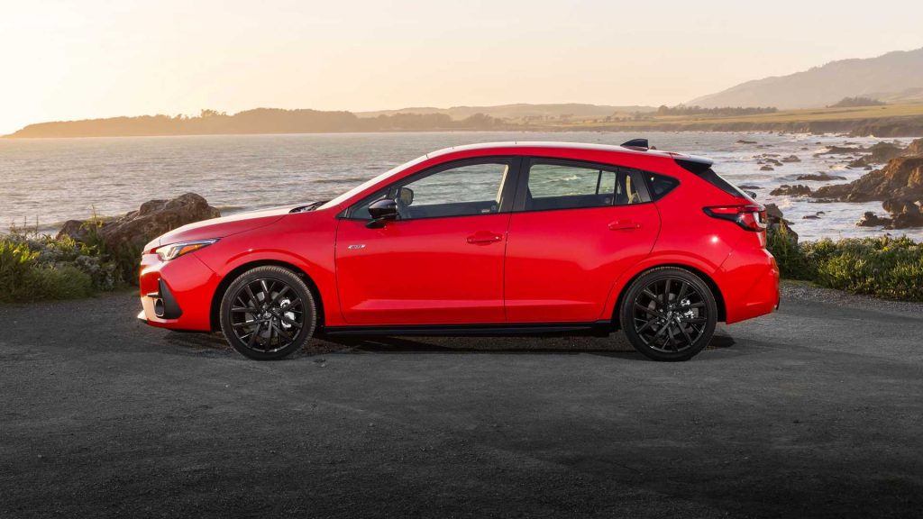 Stejně jako loňský model je Impreza hatchback pro modelový rok 2025 k dispozici ve třech výbavách: Base, Sport a RS